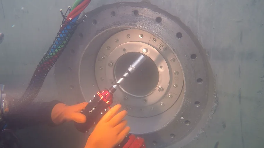 Nemo Werkzeug bei einer Befestigungsarbeit an einer technischen Anlage unter Wasser